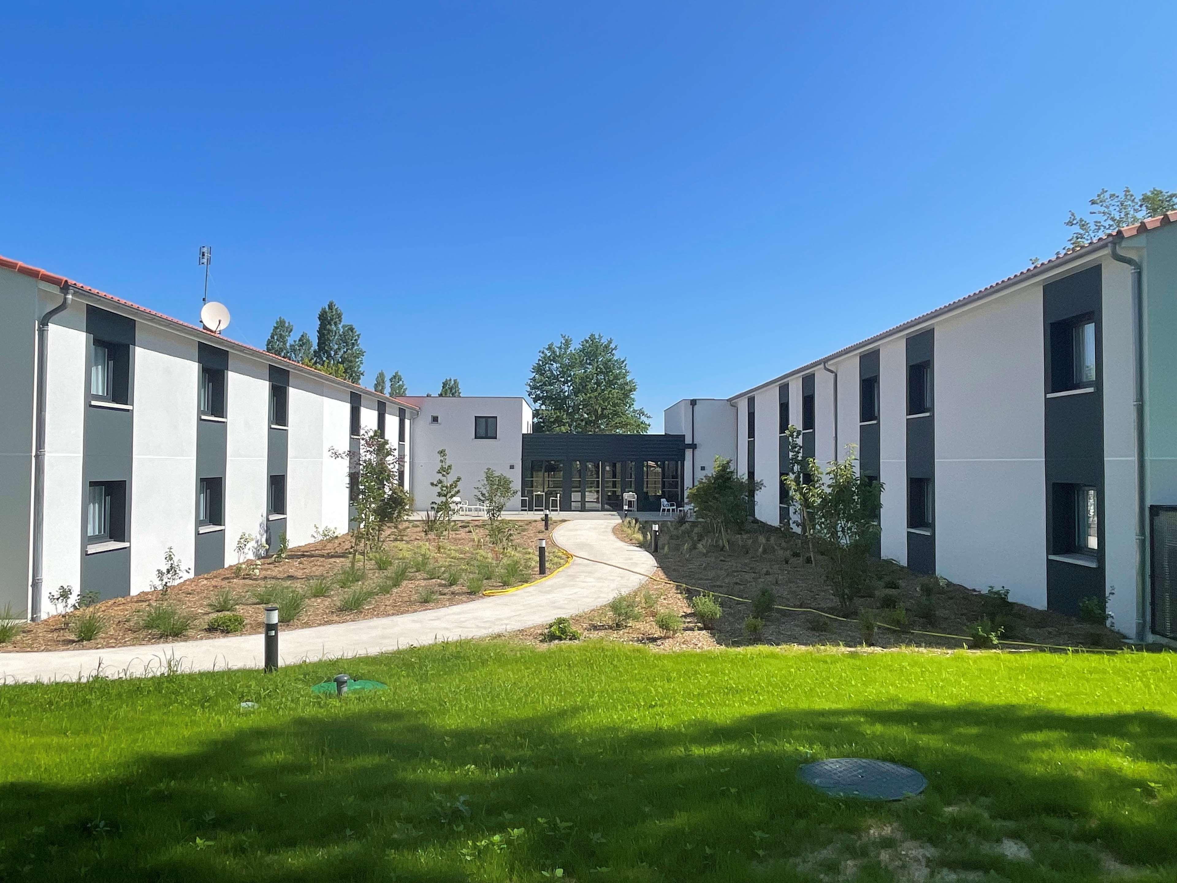 Sure By Western Les Portes De Hotel